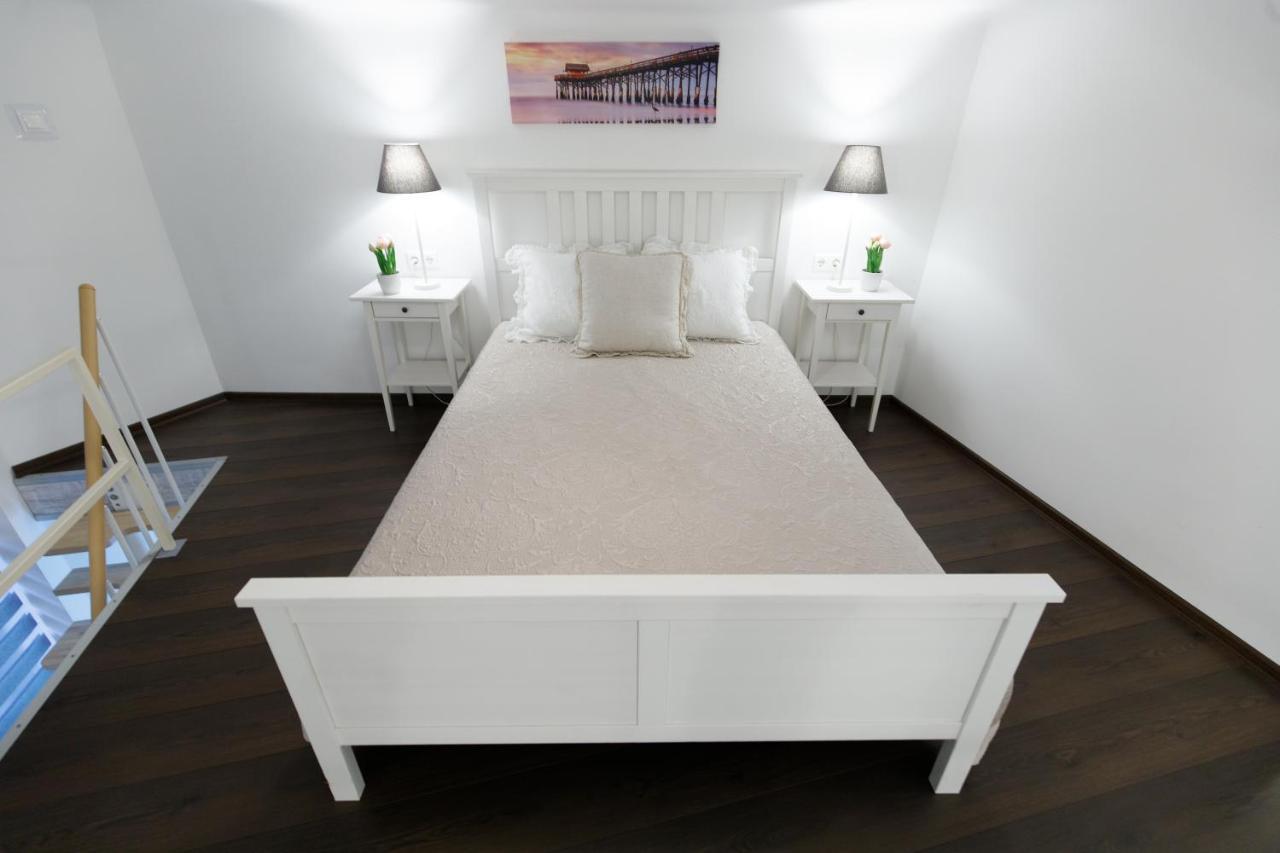 Sleek Minimalist Studio At Inner City Budapest Eksteriør bilde