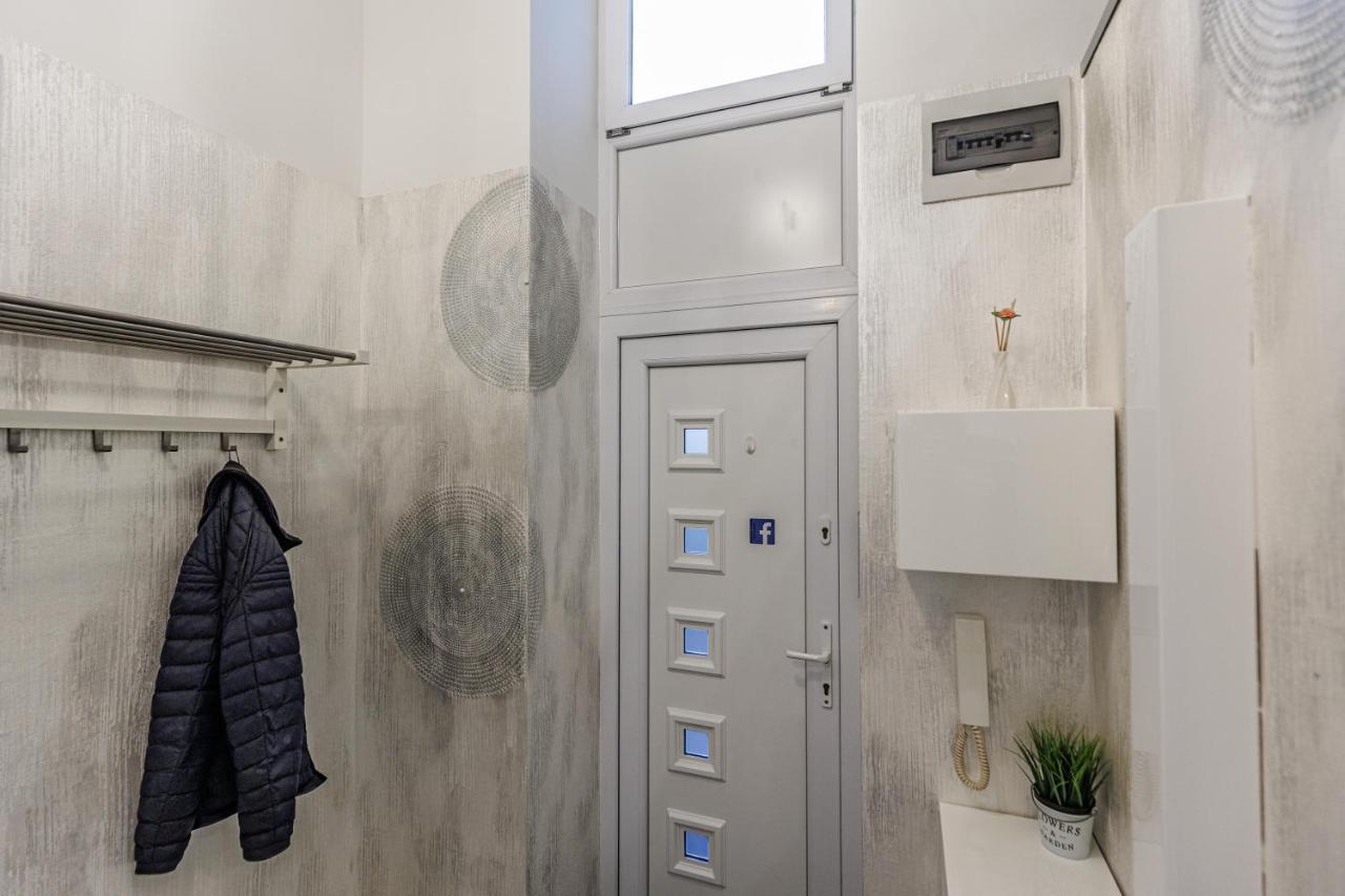 Sleek Minimalist Studio At Inner City Budapest Eksteriør bilde